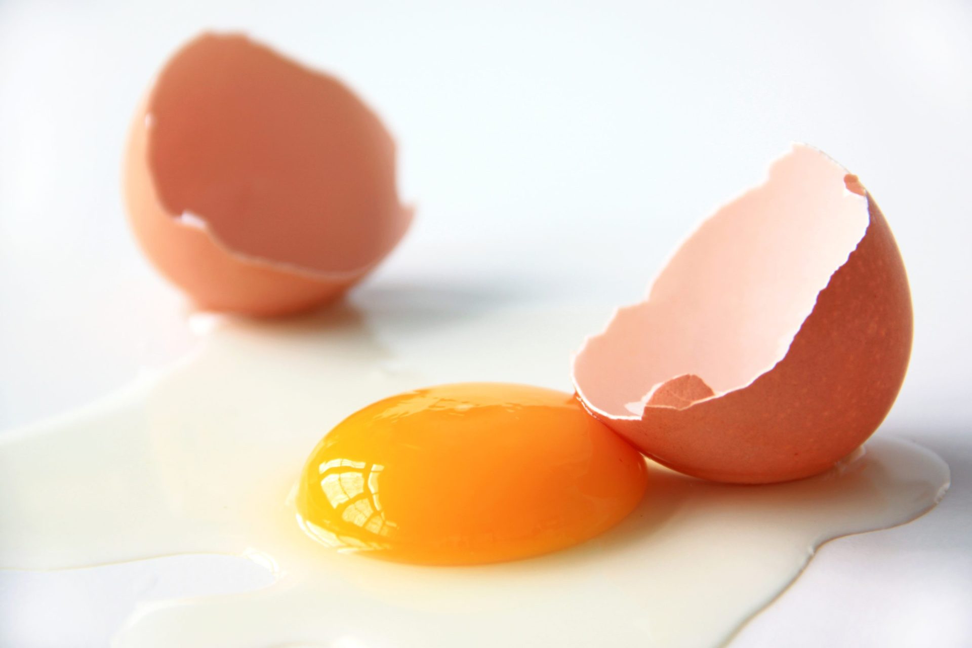 Tem o hábito de partir os ovos na borda da frigideira? Não o devia fazer