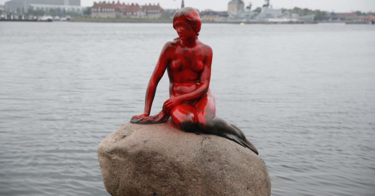 Copenhaga. Icónica estátua da Pequena Sereia vandalizada