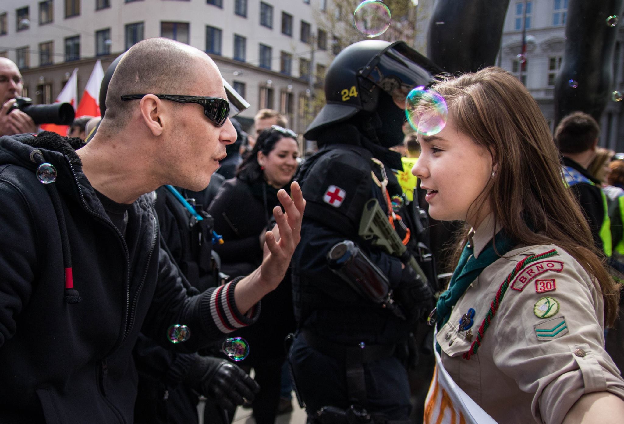 Imagem de escuteira a enfrentar neo-nazi ‘invade’ as redes sociais
