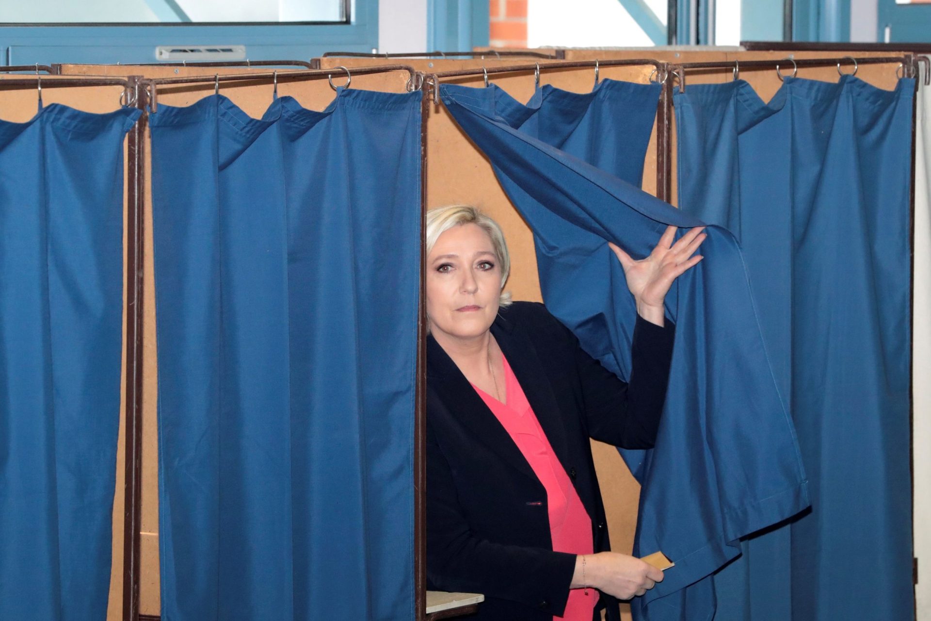 Le Pen reclama a sua “vitória histórica” a pensar nas legislativas