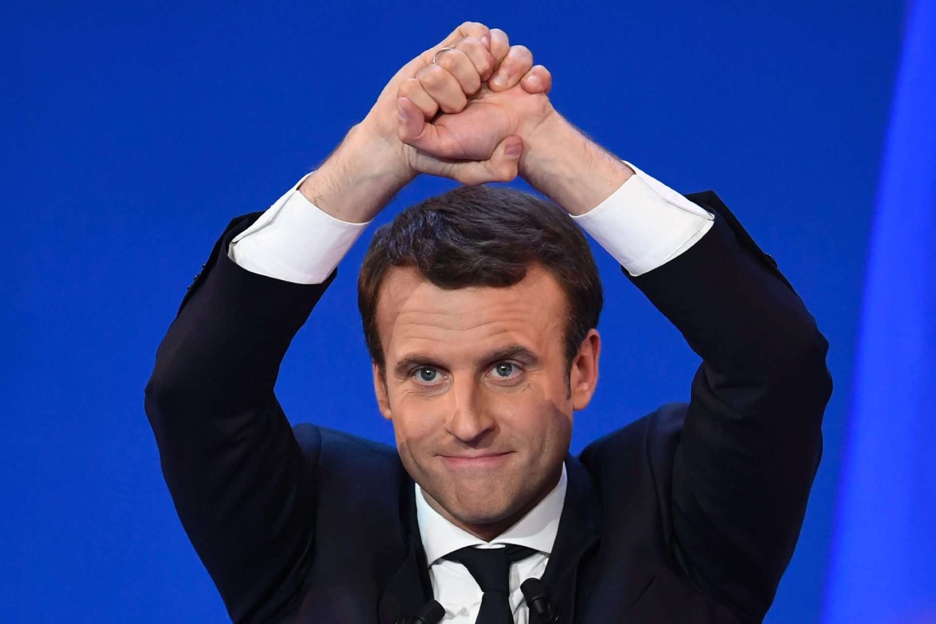 Macron pisca o olho ao eleitorado Le Pen