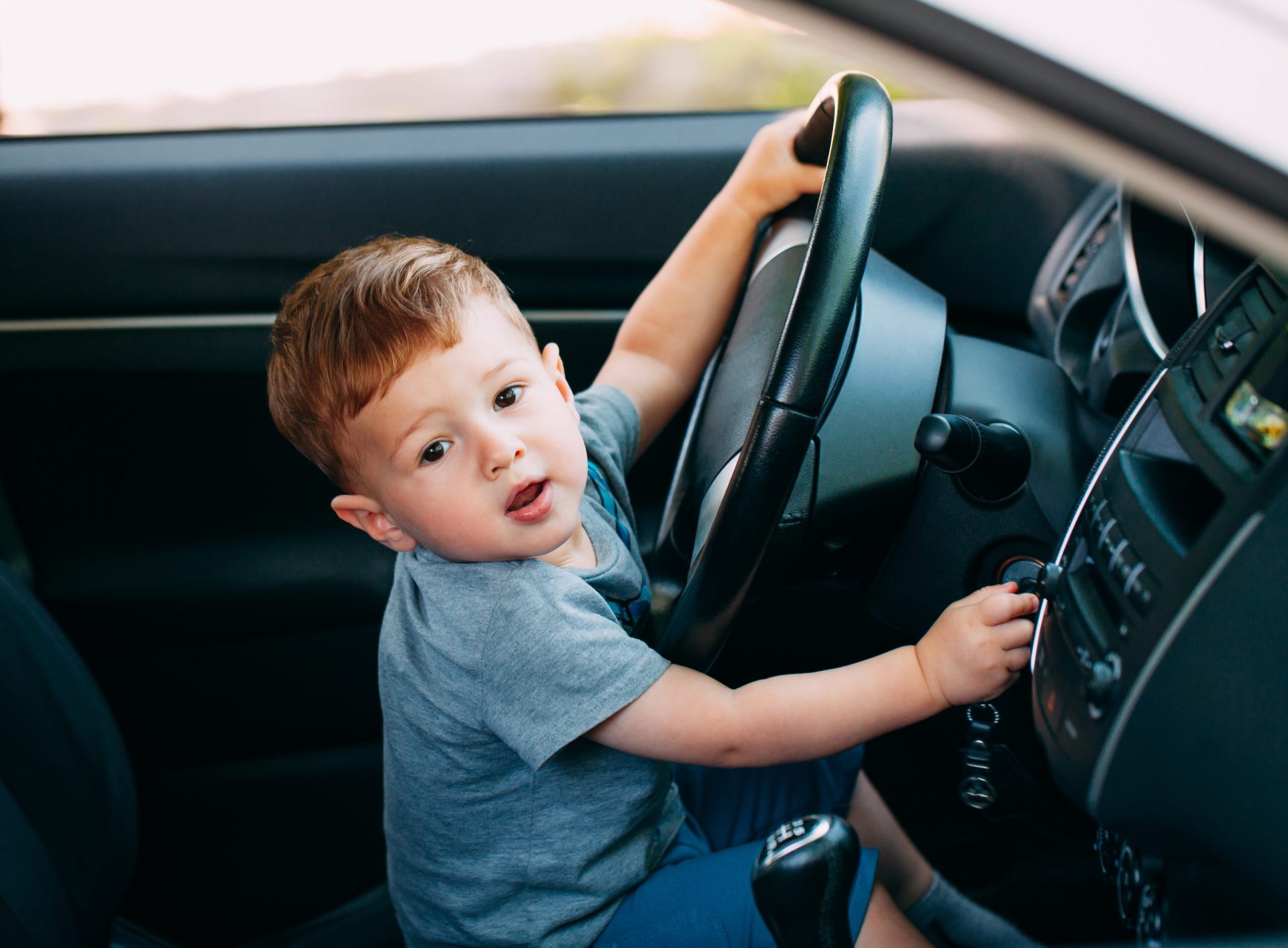 Criança de cinco anos senta-se ao volante de carro e cai numa ribanceira