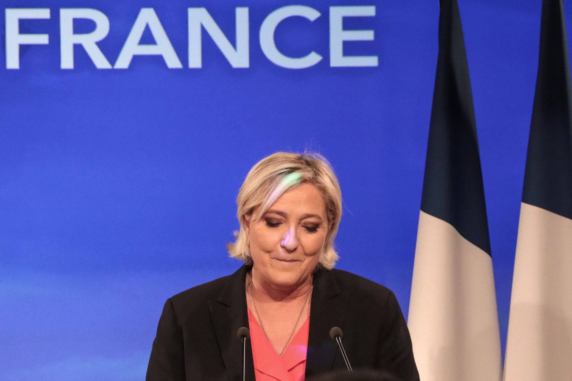 Le Pen ‘apanhada’ a dançar numa discoteca após derrota