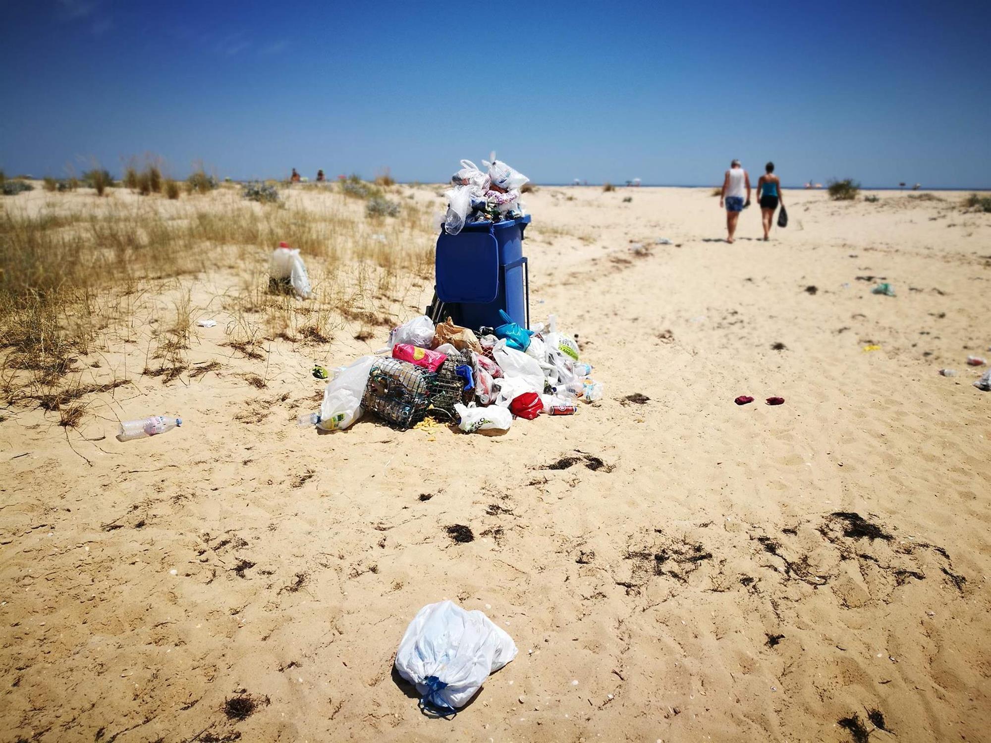 Algarve. Lixo em Cacela incomoda