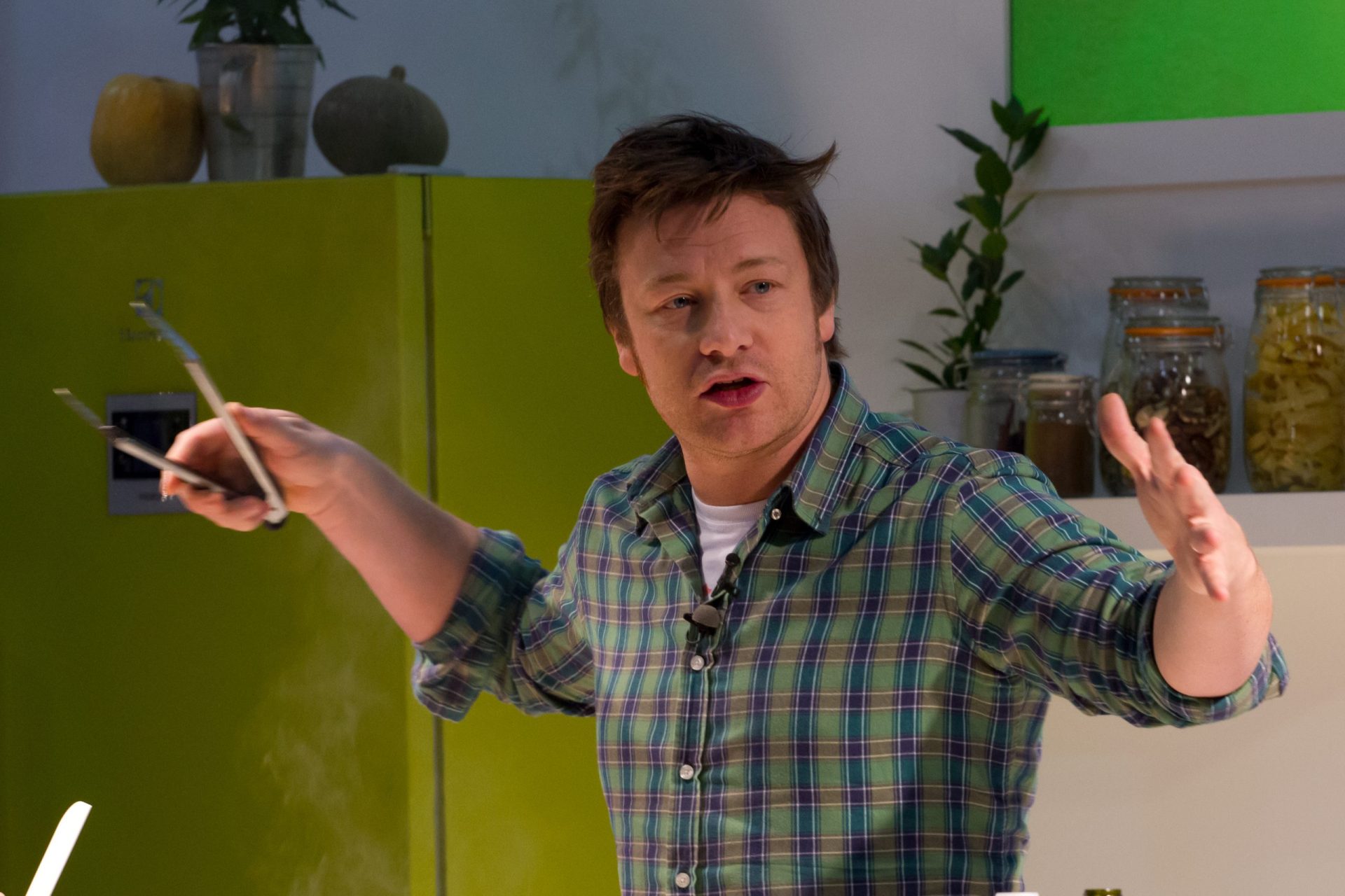 Jamie Oliver oferece comida e água a vítimas do incêndio em Londres