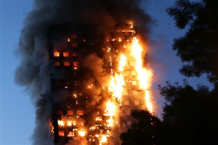 Londres. Scotland Yard dá início a investigação criminal sobre incêndio na Torre Grenfell
