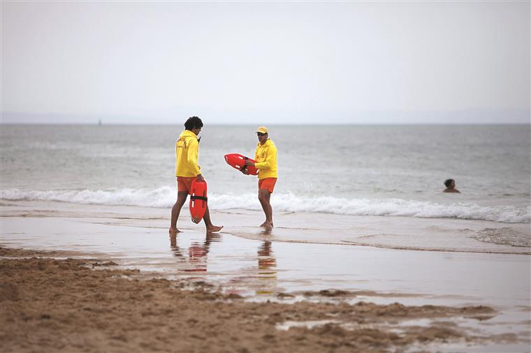 Oito jovens resgatados por nadadores-salvadores na Costa da Caparica