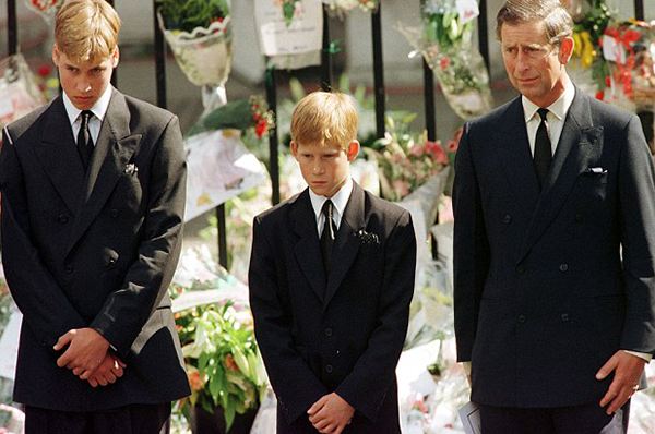 Príncipe Harry: “A minha mãe tinha acabado de morrer e eu tive de fazer um longo caminho atrás do caixão rodeado de centenas de pessoas”