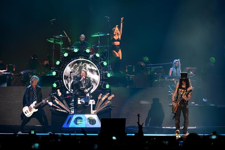 Baixista dos Guns N’Roses passeia por Lisboa antes de atuar em Oeiras