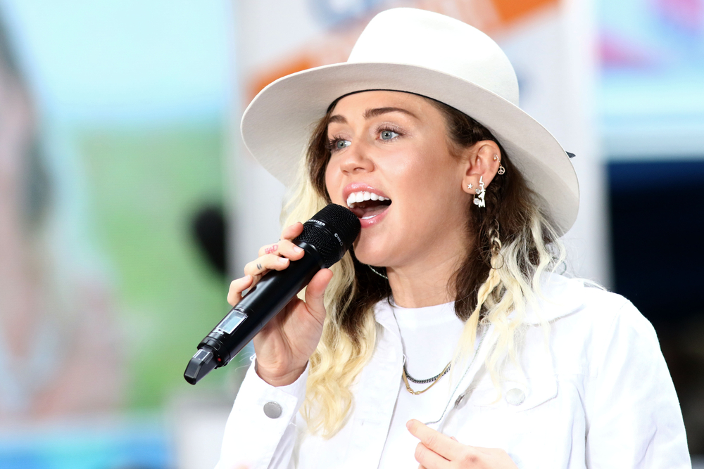 Depois de ter dito que era pansexual, Miley Cyrus faz revelações sobre a sua vida íntima