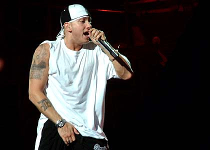 Eminem surge irreconhecível com novo visual