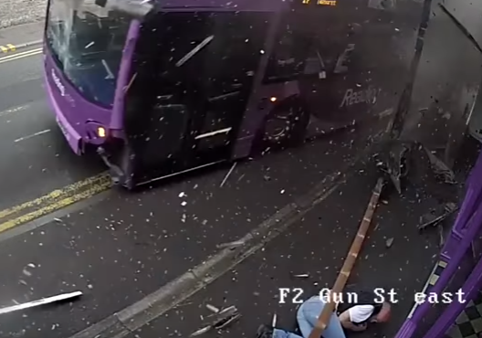 Imagens mostram homem a ser abalroado por autocarro I VÍDEO