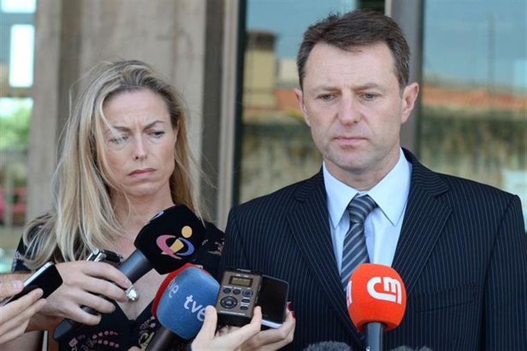 Kate e Gerry McCann pedem ajuda a turistas