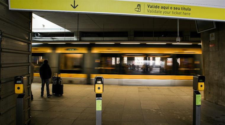 Mulher atropelada por metro no Porto