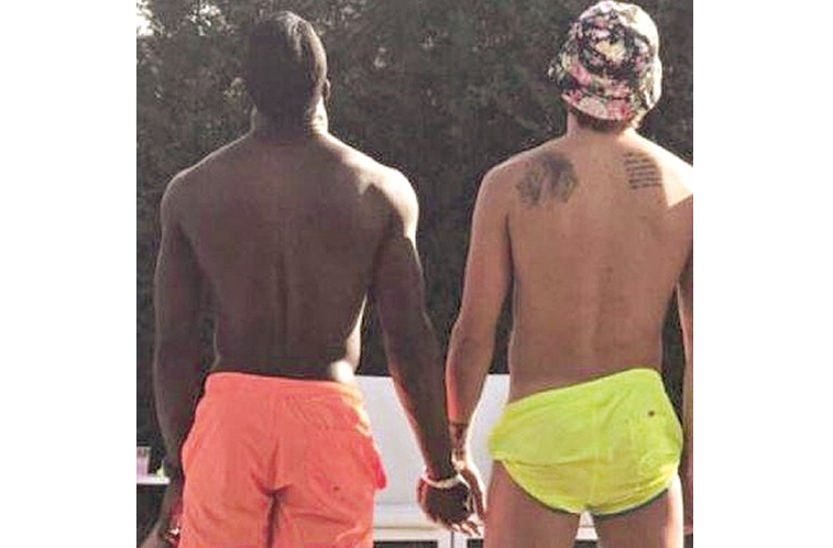 Jogadores de futebol assumem relação homossexual