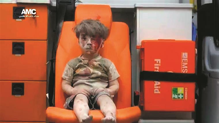 Lembra-se de Omran, o rapaz que se tornou símbolo da guerra na síria?