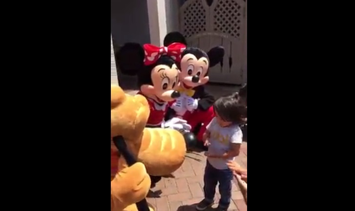 Menino surdo é surpreendido pelo Mickey e Minnie