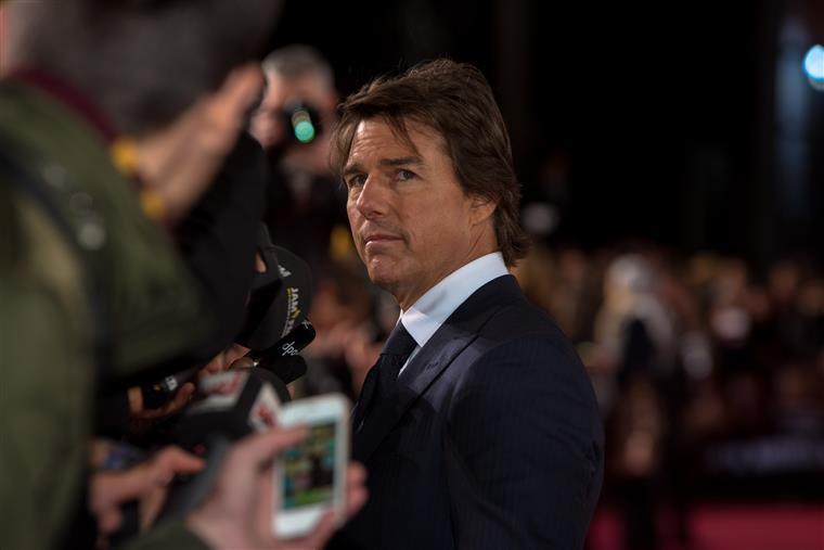 Tom Cruise arrisca a vida para tirar selfie