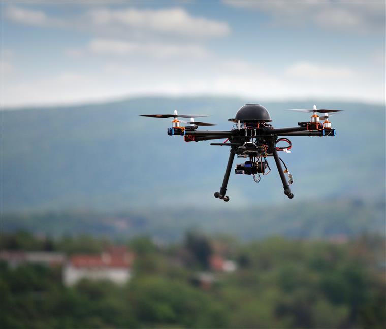 Jovens filmadas nuas por drone