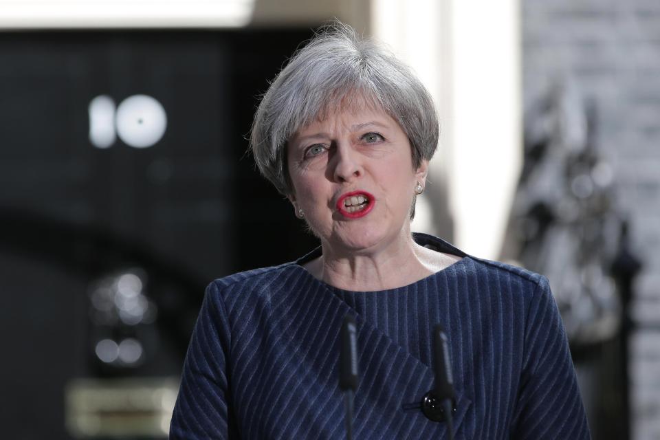 Theresa May coliga-se com partido contra o aborto em caso de violação