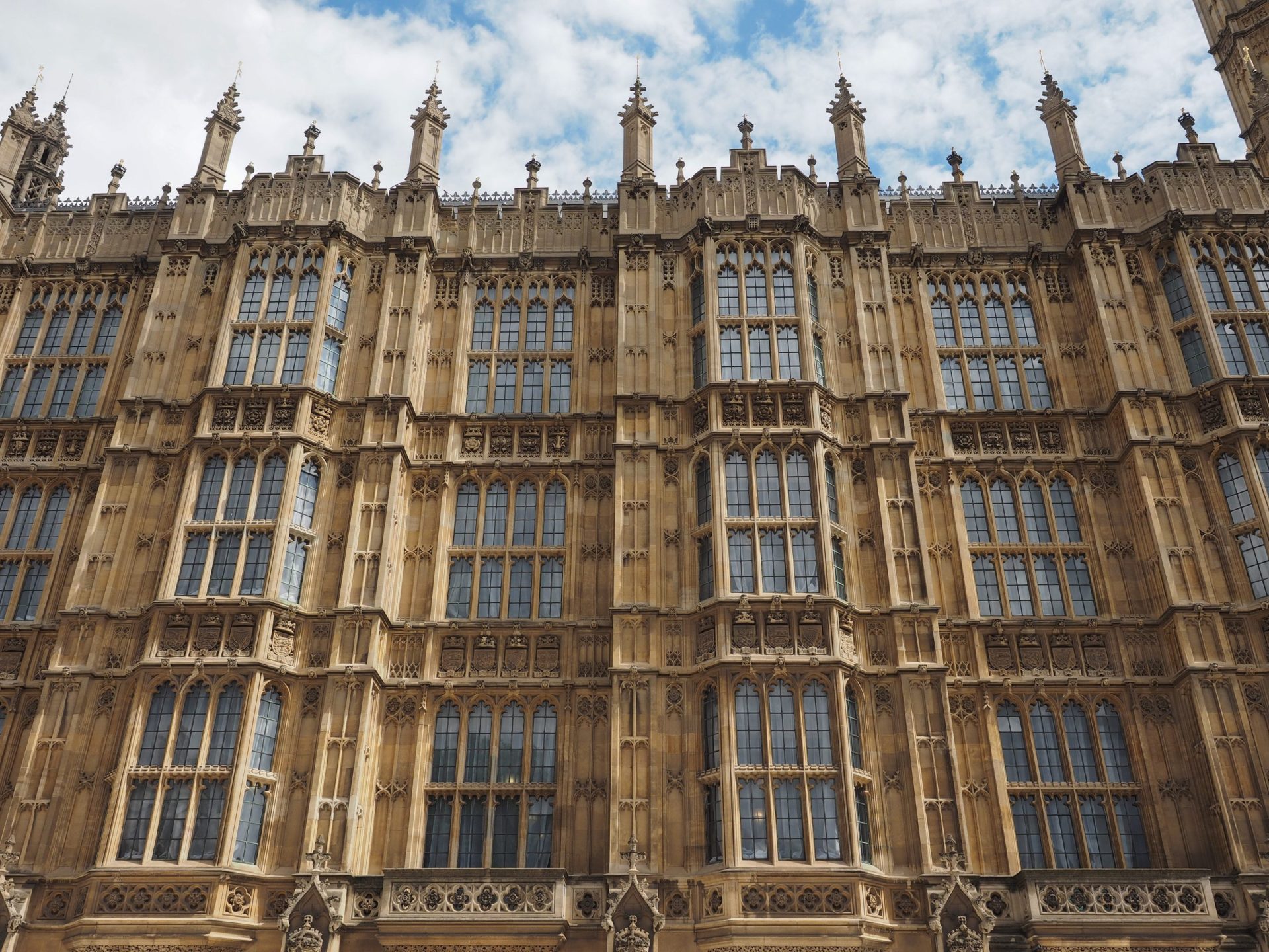 Alarme de incêndio obrigou à evacuação de Parlamento inglês