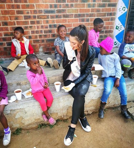 Miss sul-africana acusada de racismo por usar luvas em visita a orfanato