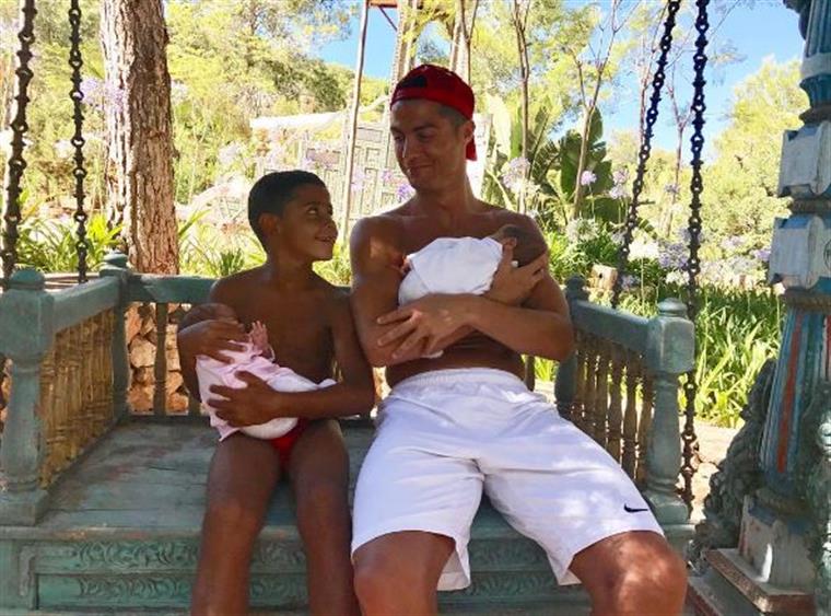 Nova fotografia dos gémeos de Ronaldo comove a Internet