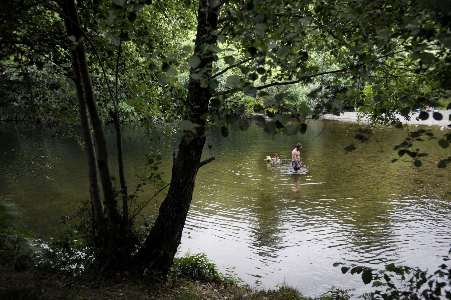 Homem morre afogado a salvar filhos em praia fluvial