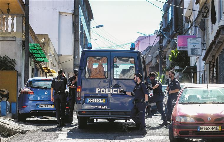 Polícias acusados de agressões na Cova da Moura continuam ao serviço