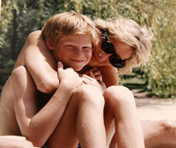 Divulgadas fotos inéditas da princesa Diana