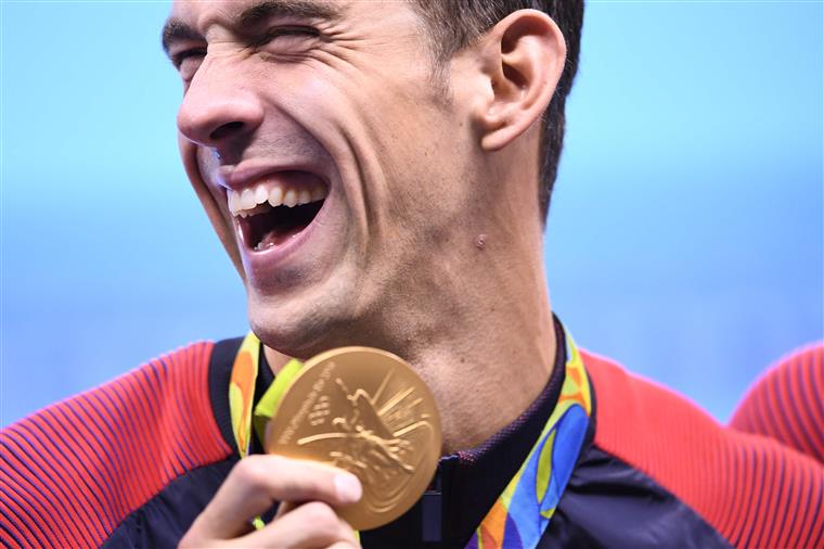 Michael Phelps nada contra tubarão branco, mas perde corrida