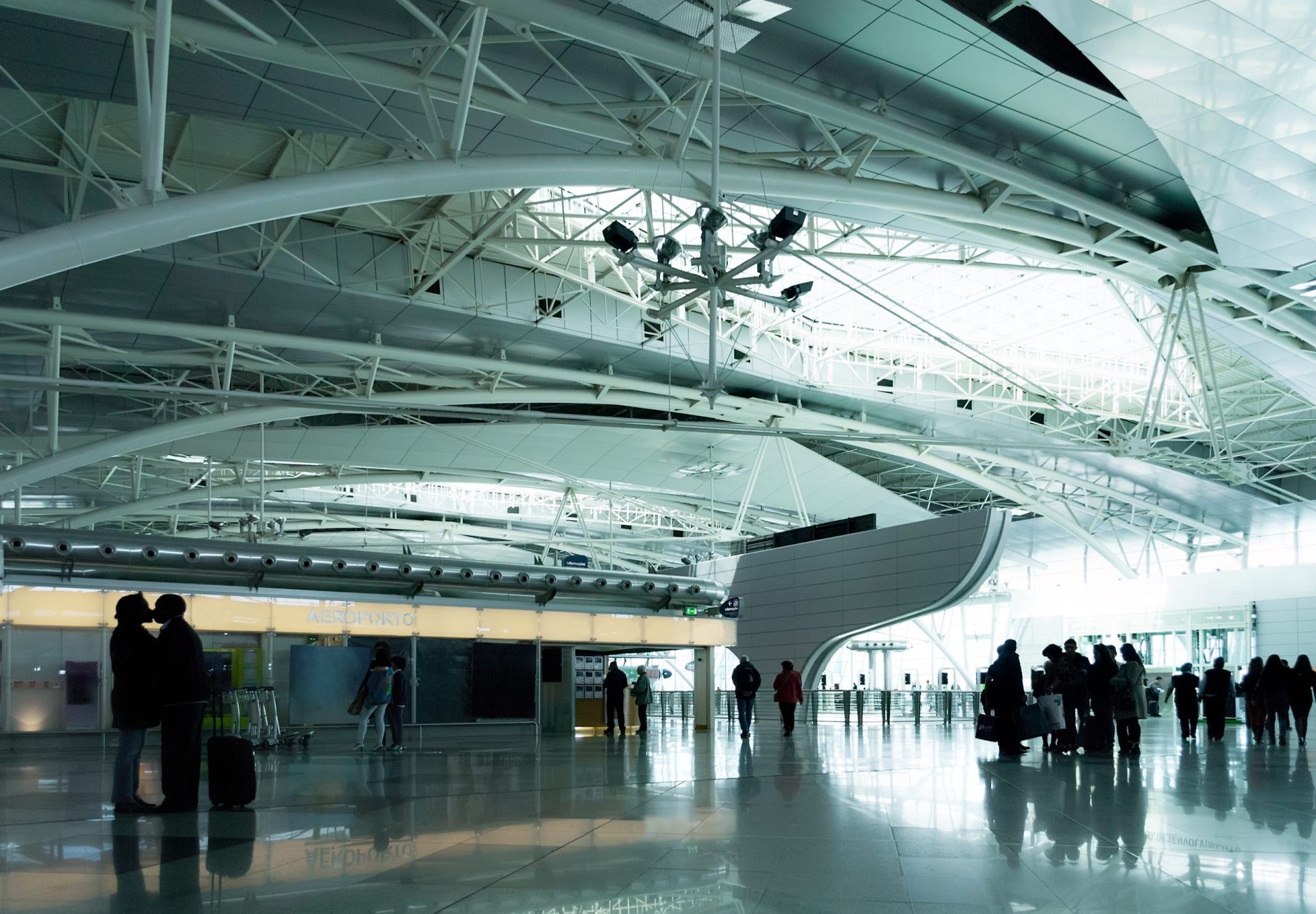 Polícia descobre casaco com sangue e buraco de bala no aeroporto