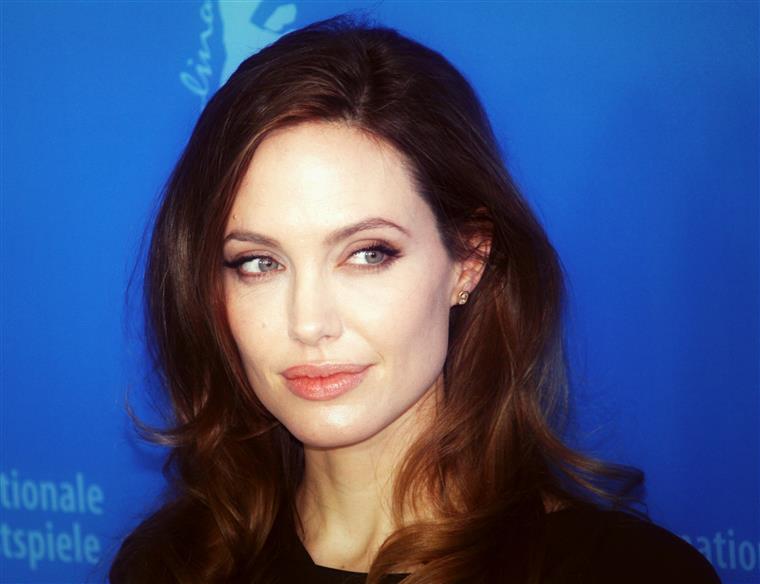 Angelina Jolie diagnosticada com paralisia facial