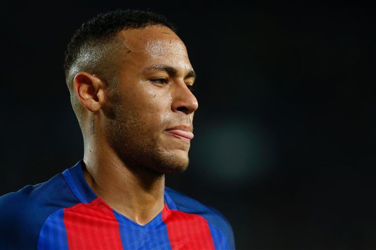 Nélson Semedo e Neymar desentendem-se em treino do Barcelona | VÍDEO