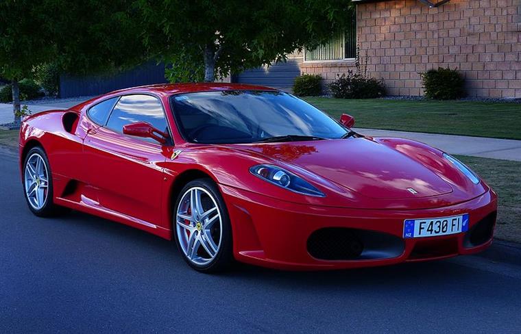 Homem destrói Ferrari que tinha comprado há menos de uma hora