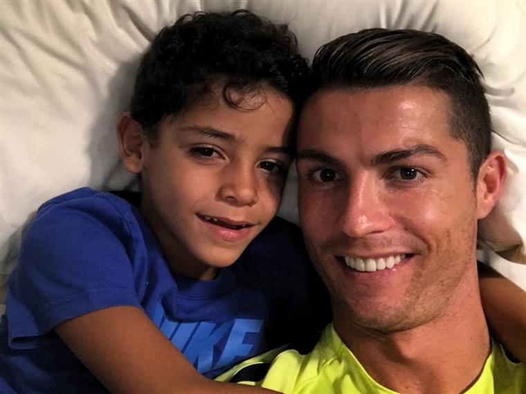 Cristiano Ronaldo acusado de pôr a vida do filho em risco