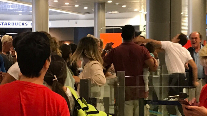 Funcionário de aeroporto dá murro a passageiro com bebé ao colo
