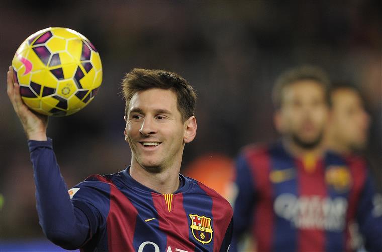 Messi renova contrato com Barcelona até 2021