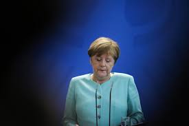Angela Merkel de  costas voltadas para a indústria automóvel