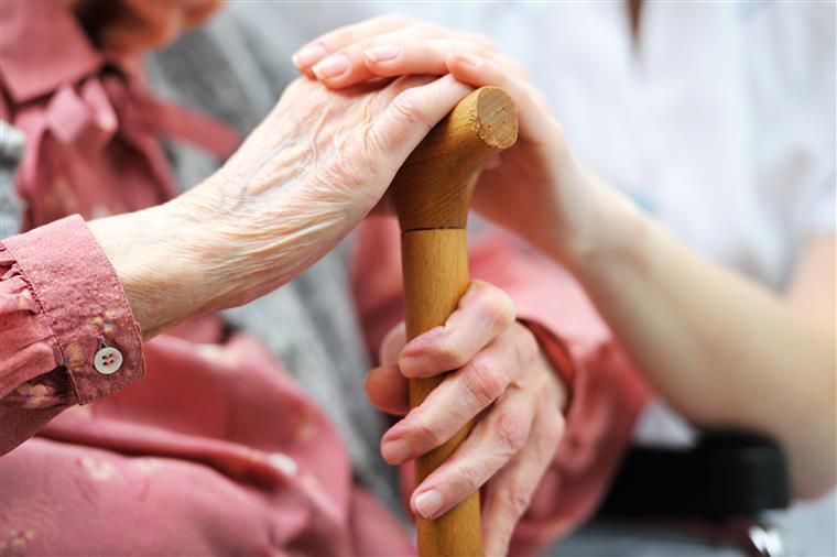 Casal de idosos morre da mãos dadas após pedido para dupla eutanásia ser aprovado