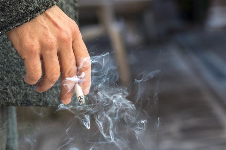 Fumar pode aumentar o risco de ansiedade e de paranóia