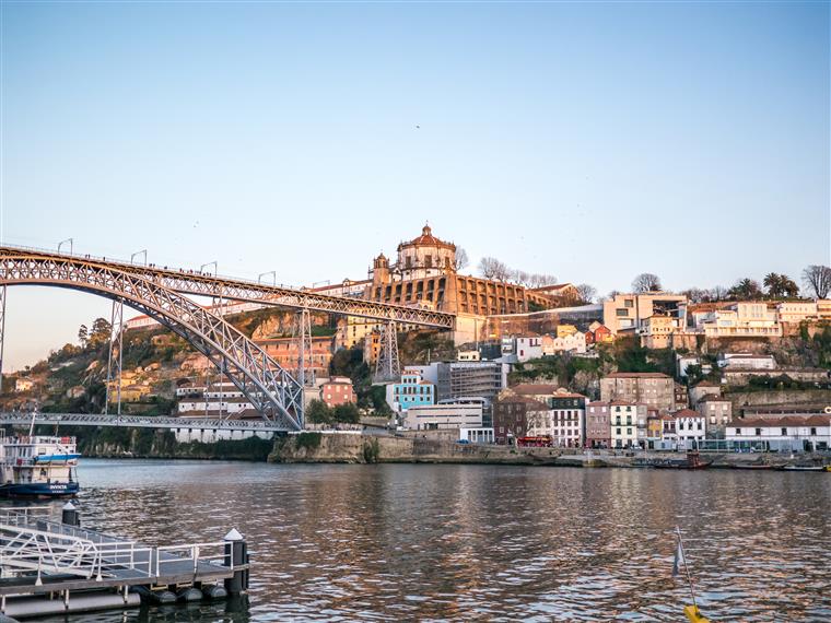 Homem morre nas escadas da Ribeira do Porto ao tentar mergulhar no rio