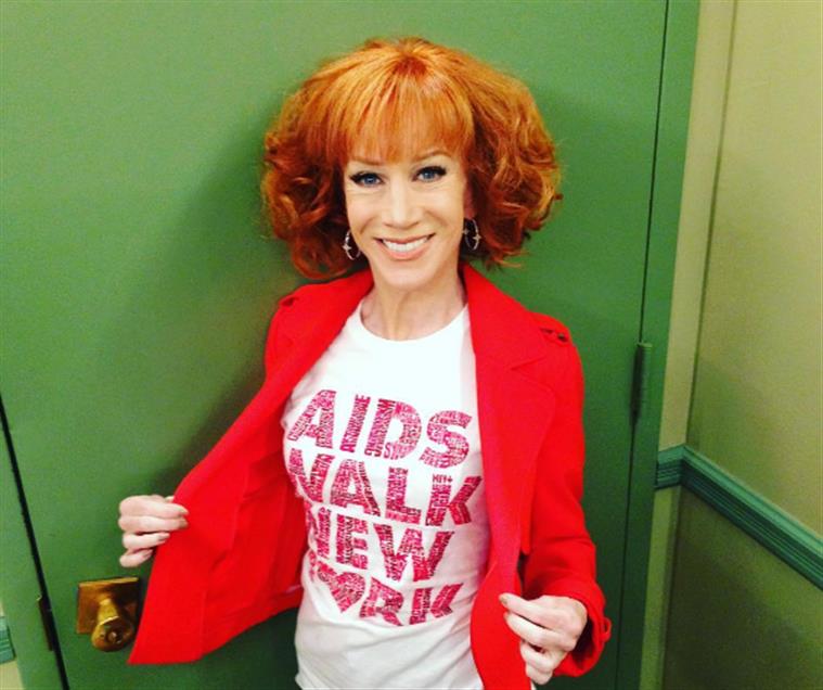 Comediante Kathy Griffin rapa cabelo por solidariedade