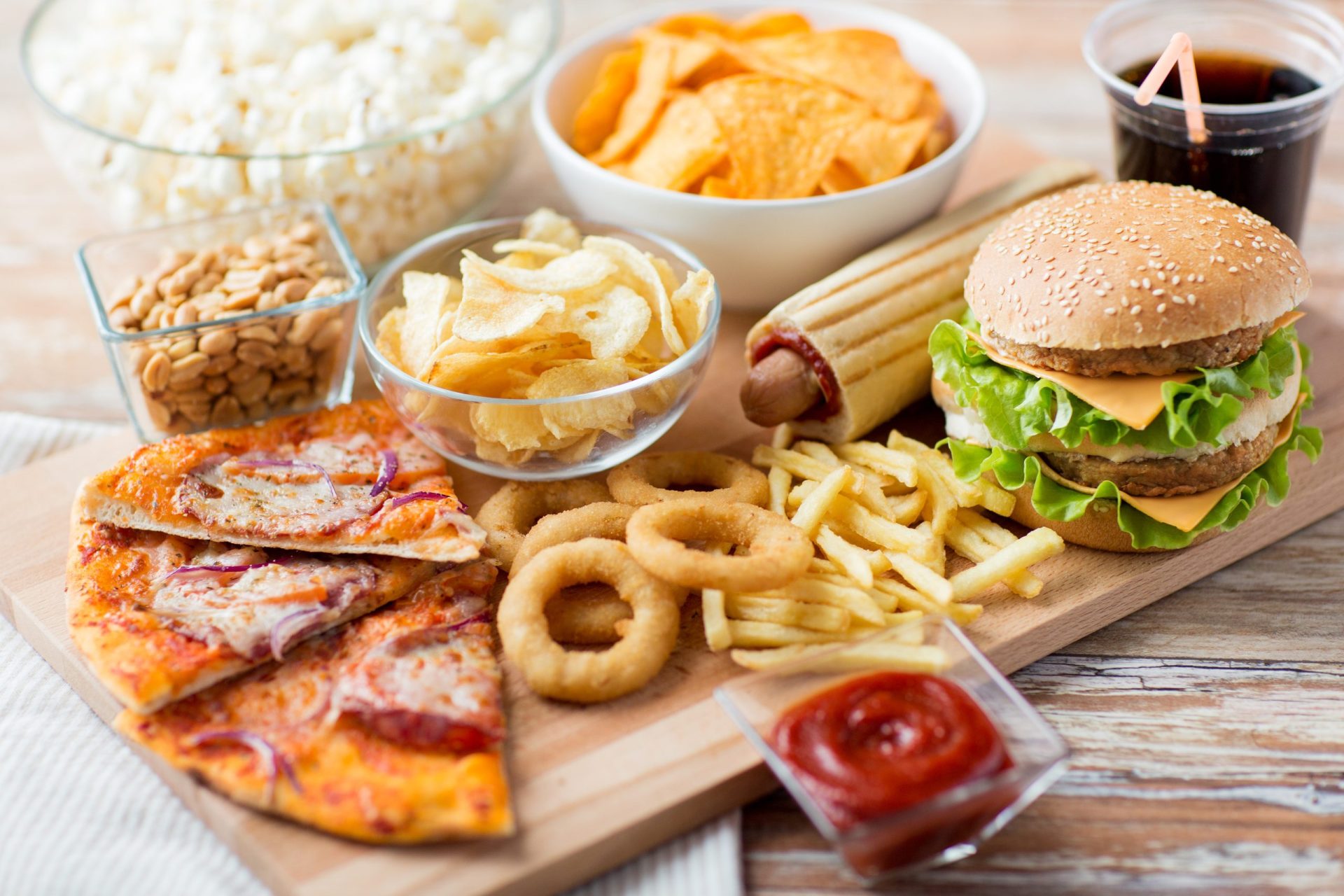 Comer ‘fast food’ aumenta risco de cancro