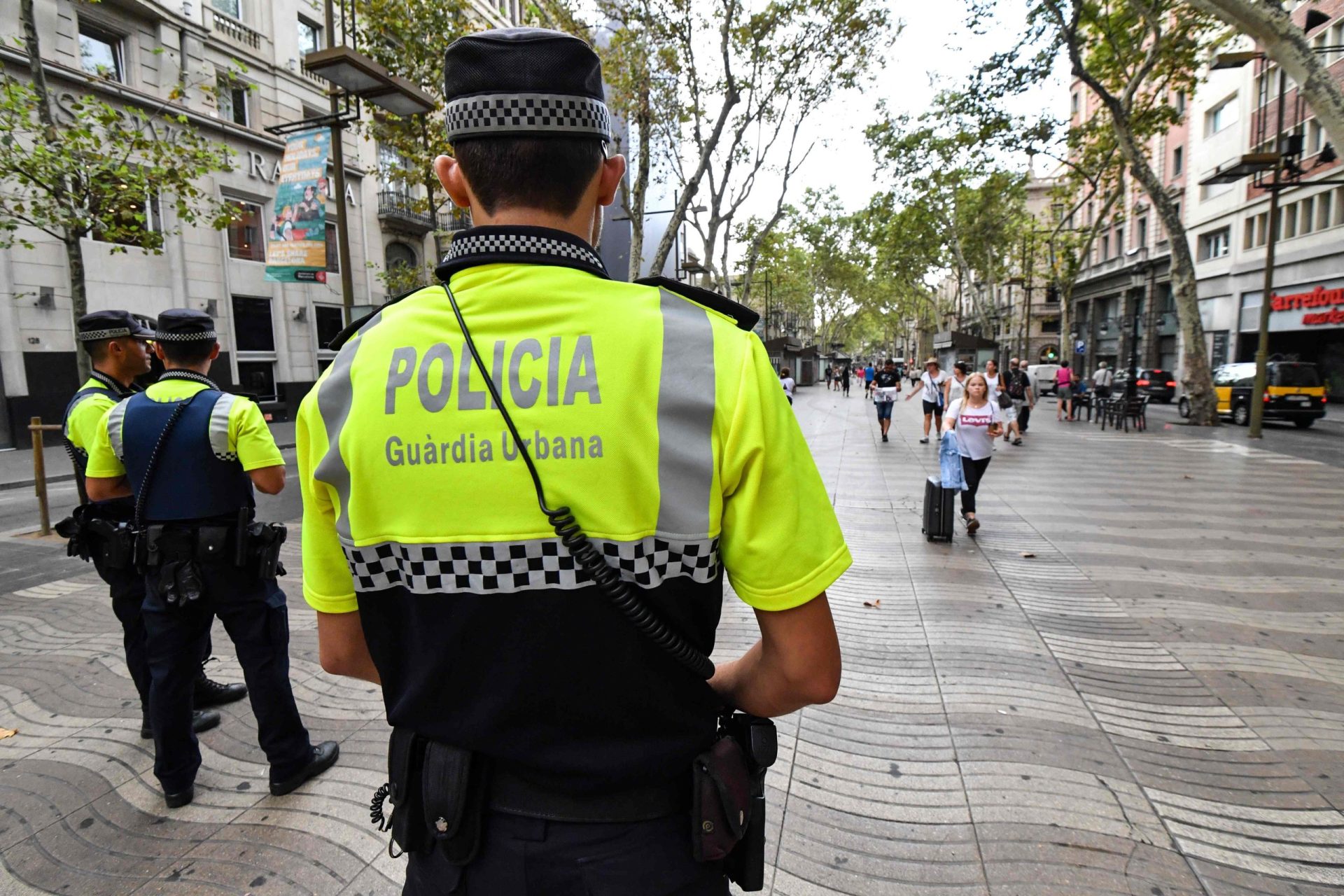 Condutor da carrinha em Barcelona ainda está em fuga