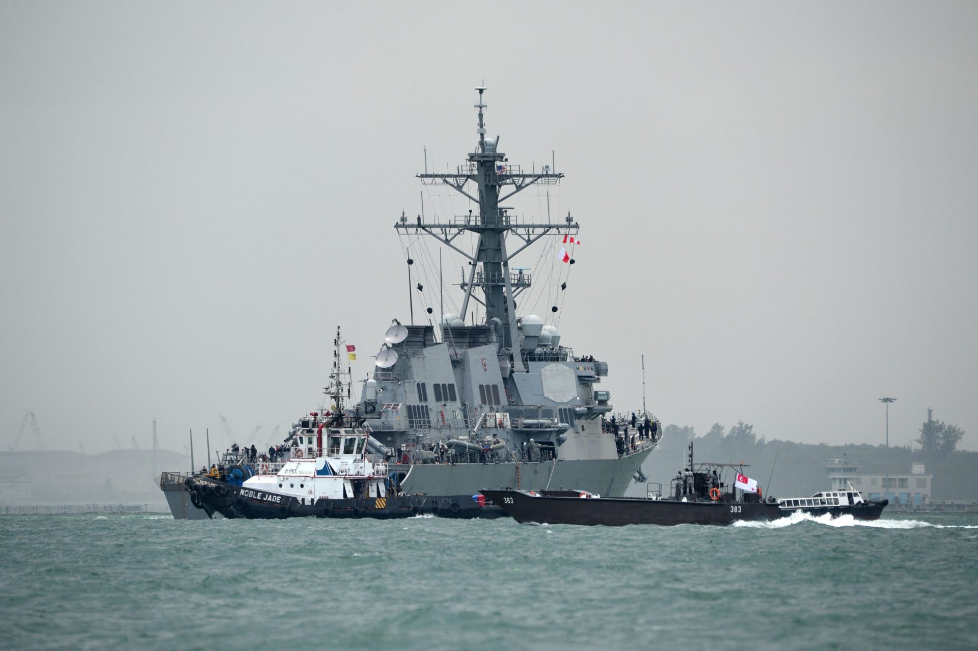 Dez marinheiros desaparecidos e cinco feridos após colisão de contratorpedeiro norte-americano