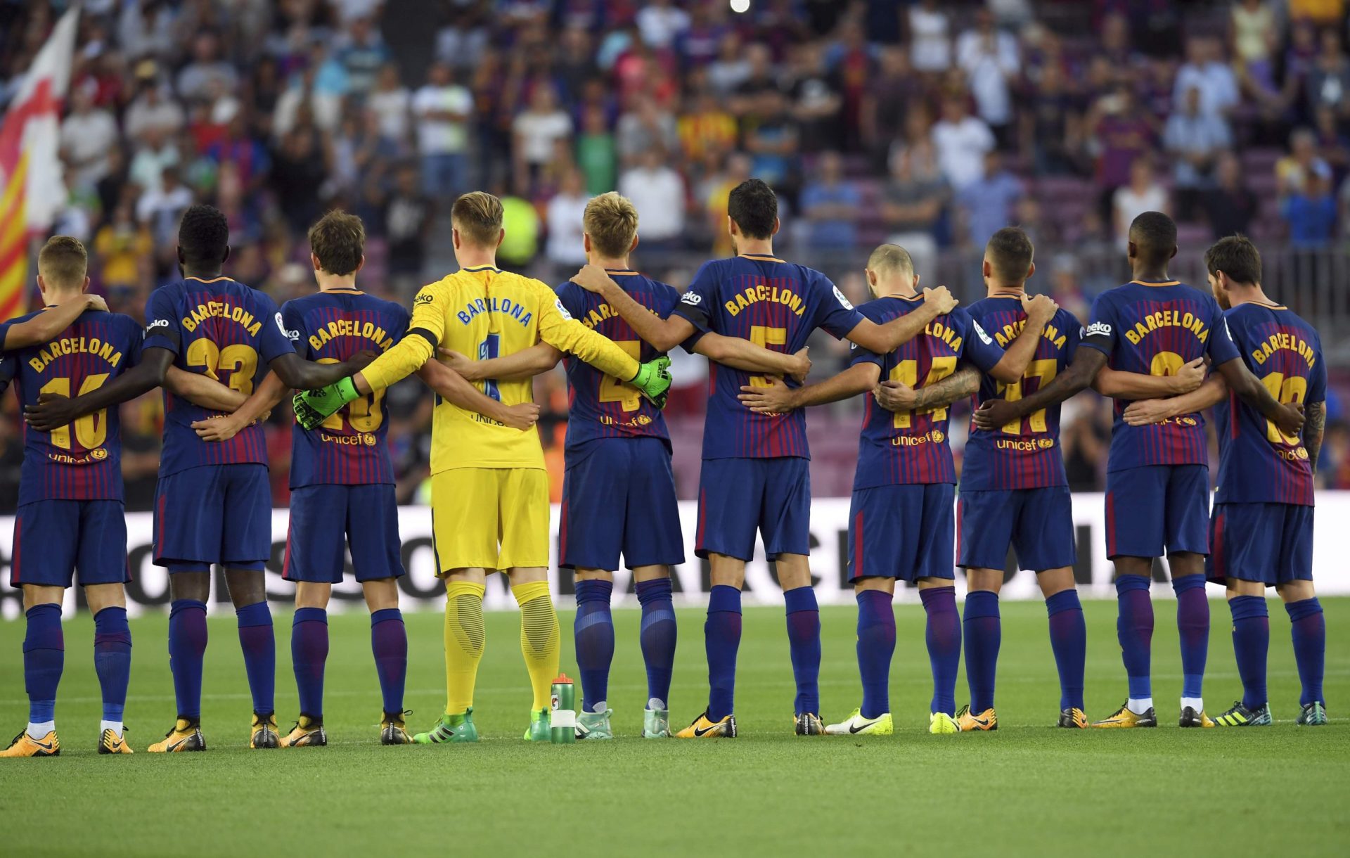Foi assim que o ‘Barça’ homenageou as vítimas da sua cidade | Vídeo