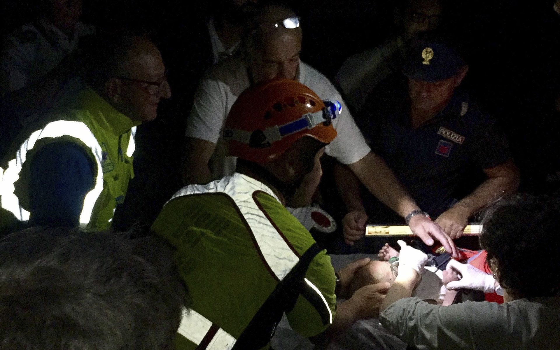 Bebé de sete meses foi salvo dos escombros em Itália [vídeo]