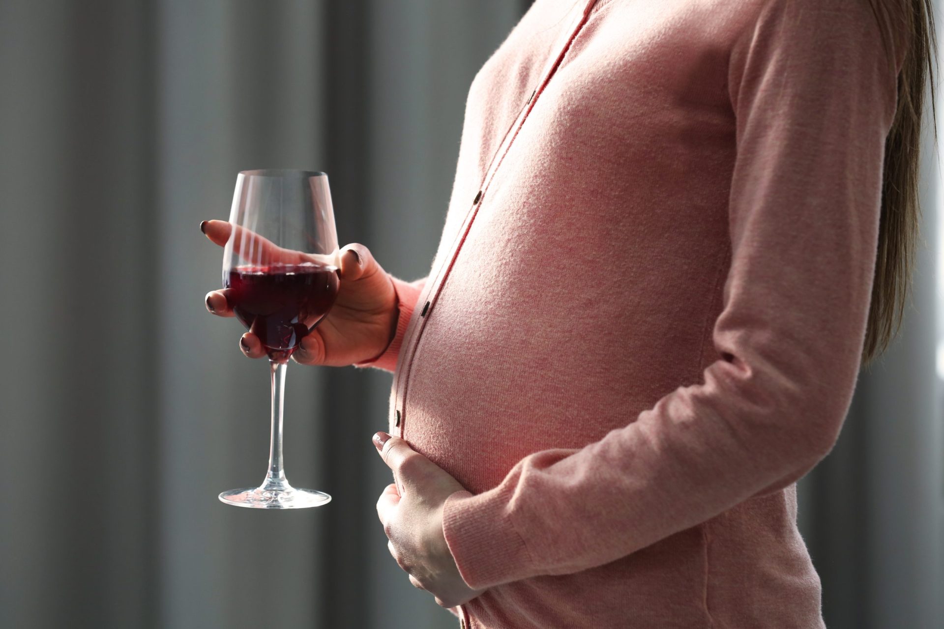Estudo revela que álcool na gravidez leva 1 em cada 13 bebés a nascer com problemas