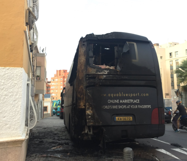Autocarro de equipa da Volta a Espanha incendiado